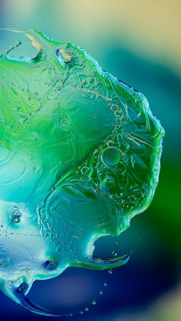 Fotomural Obra de arte abstracta y vívida que muestra patrones líquidos en espiral de color verde y azul.