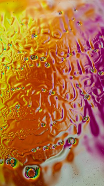 Fotomural Imagen abstracta y colorida que muestra vibrantes patrones líquidos y tonalidades de arcoíris, creando un efecto psicodélico.