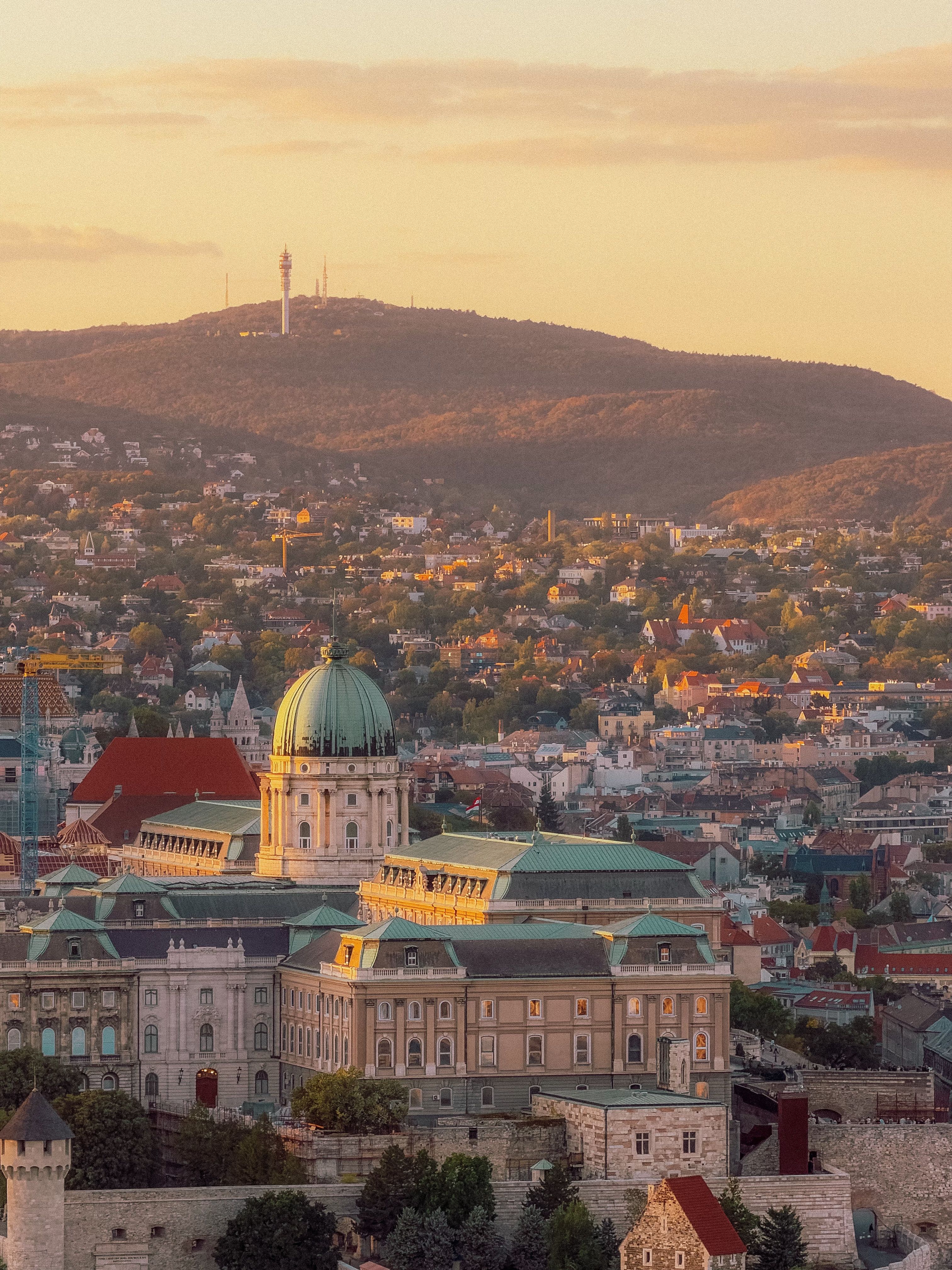 Fotomural Vista serena del Castillo de Buda y del horizonte de Budapest al atardecer.
