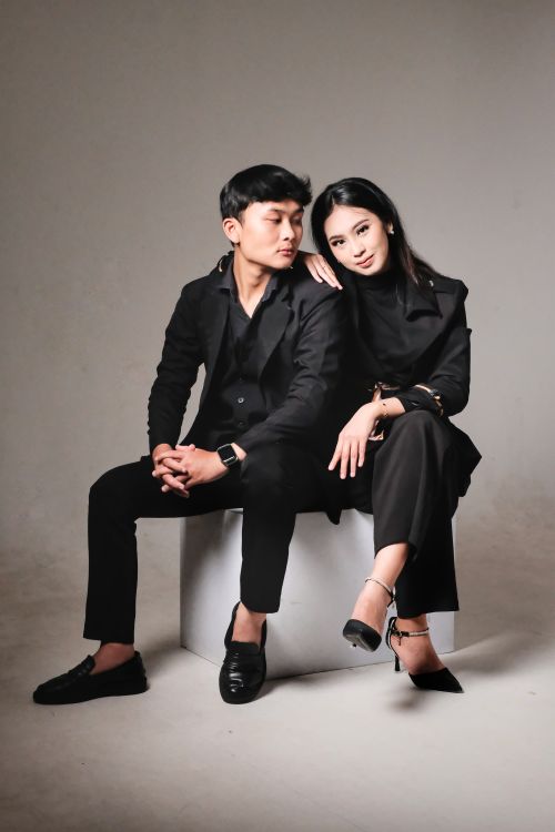 Free Elegant portrait of a couple dressed in black showcasing style and elegance. Stock Photo