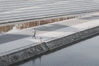 在一个阳光明媚的日子里，有人在里昂的罗讷河旁慢跑，享受着健身的乐趣