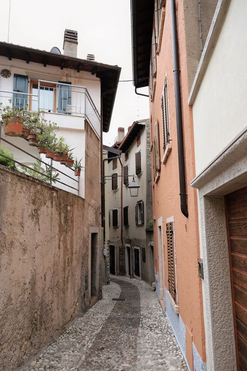 Free Explore the winding cobblestone alleys of Malcesine, capturing the essence of historic Italian architecture. Stock Photo