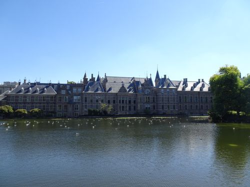 Free Scenic view of Binnenhof Palace and Hofvijver lake in The Hague during summer. Stock Photo