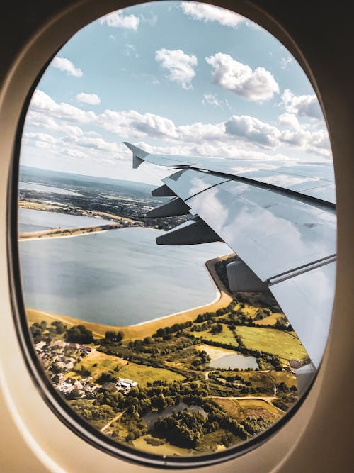무료 비행기 창가 좌석보기 스톡 사진