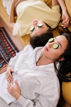 两位女士在家享受水疗日，敷着黄瓜面膜放松护肤