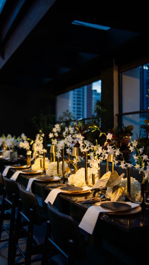Free A sophisticated indoor banquet setup featuring elegantly arranged florals and dim lighting creating an enchanting atmosphere. Stock Photo