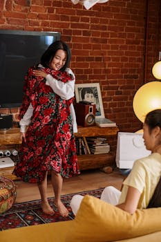 两个朋友在时尚的客厅里试穿衣服，享受着彼此的陪伴