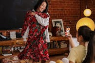 两个朋友在舒适的客厅里试穿时尚服饰，享受其中