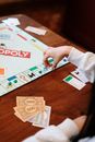 一个人用假钱和假牌玩大富翁棋盘游戏，进行战略操作