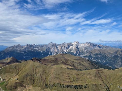 Free A breathtaking aerial view of the Dolomites with clear blue skies and lush terrain. Stock Photo