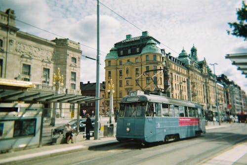 Foto profissional grátis de bonde, bonde vintage, edifício velho