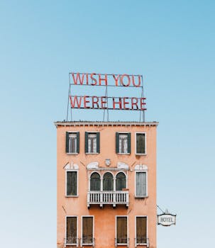 迷人的威尼斯酒店立面上，有经典的霓虹灯标志写着“希望你在这里”