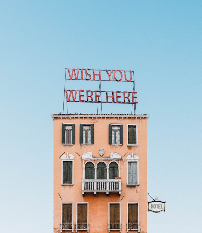 Konkretes Gebäude Unter Blauem Himmel