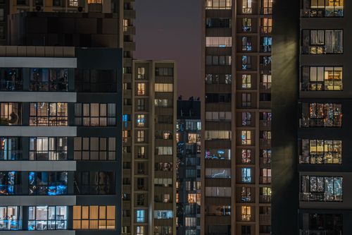 Free A night shot showcasing illuminated windows of high-rise apartment buildings in Ankara, Türkiye. Stock Photo