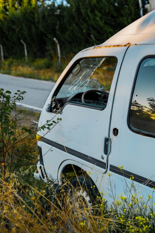 Free A neglected white van parked by a roadside in Gölbaşı, Türkiye. Stock Photo