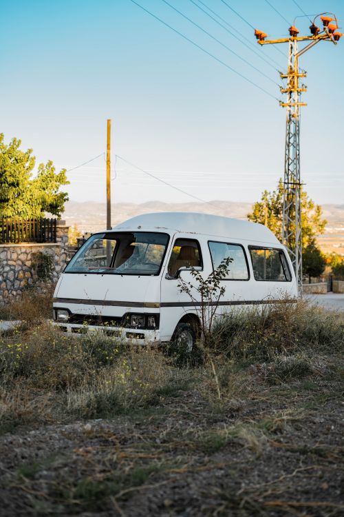 Free A desolate white van surrounded by vegetation in Gölbaşı, Ankara, Türkiye. Stock Photo