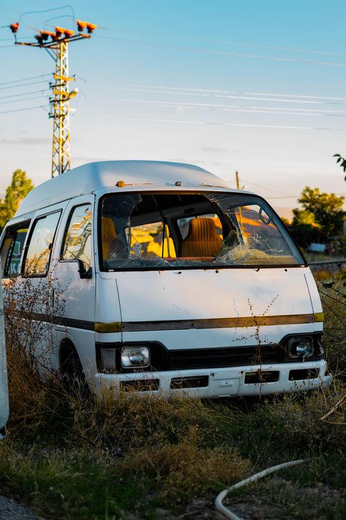 Free An abandoned white van sits in a field in Gölbaşı, Ankara, Türkiye, surrounded by overgrown grass. Stock Photo