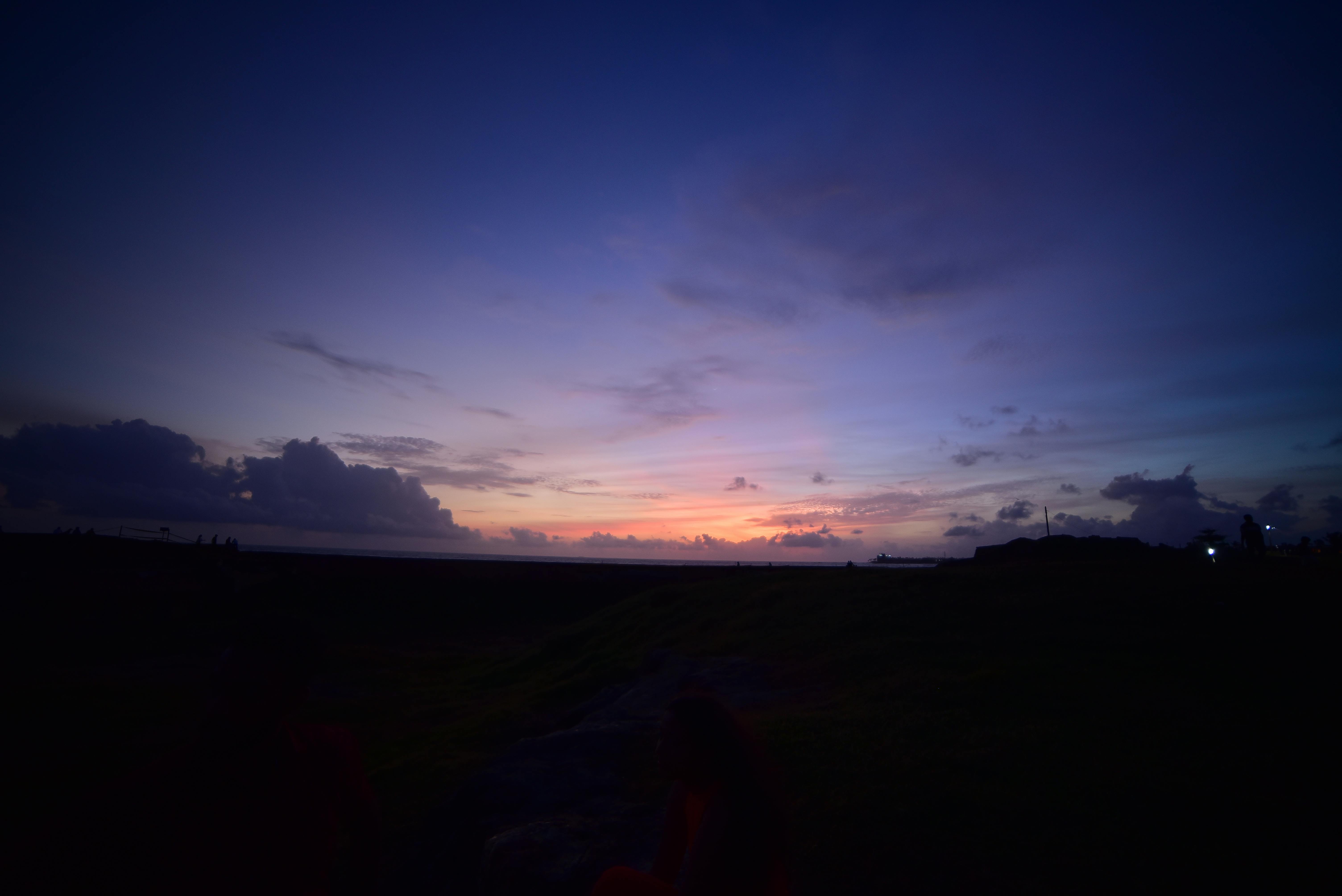 Жінка обіймає себе, посміхаючись