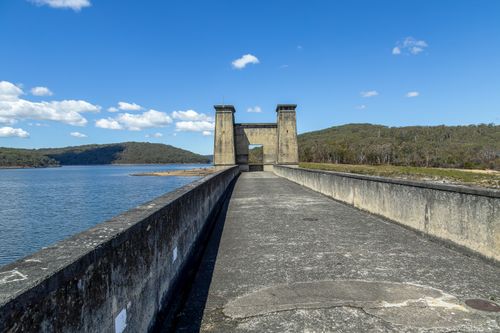 Free View of the historic Cordeaux Dam in New South Wales on a clear day, showcasing its impressive architecture. Stock Photo
