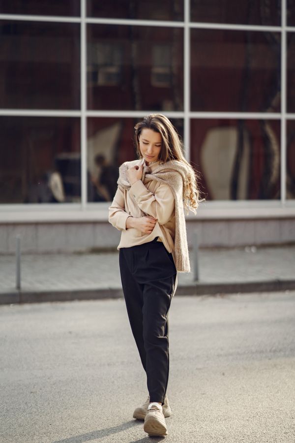 Full-length street look in relaxed tailoring — photo by Gustavo Fring on Pexels