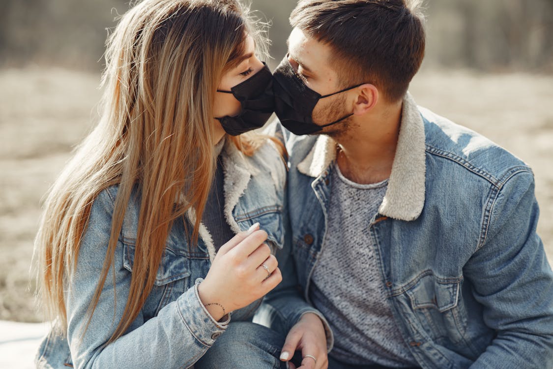 Những bức ảnh của cặp đôi đeo khẩu trang hôn nhau sẽ khiến bạn cảm thấy đầy phấn khích. Hãy tải ngay những hình ảnh đáng yêu này để tìm hiểu thêm về tình yêu trong thời đại mới!