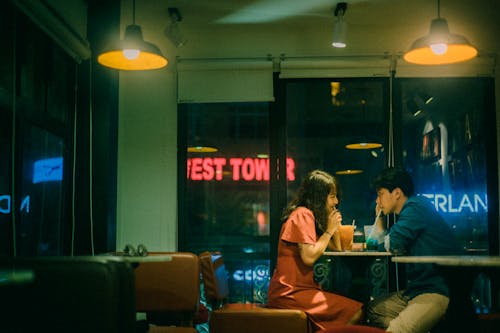 Asyalı çift Gece Kafede Kokteyl Içme