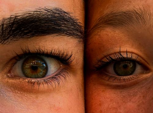 Free A detailed close-up of two different human eyes, emphasizing diversity and connection. Stock Photo
