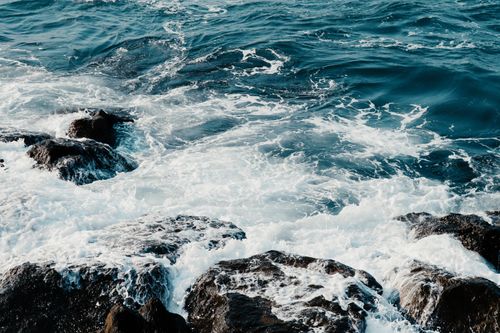 Free Dynamic ocean waves crashing on the rocky shoreline in Samsun, captured with vibrant colors and energy. Stock Photo