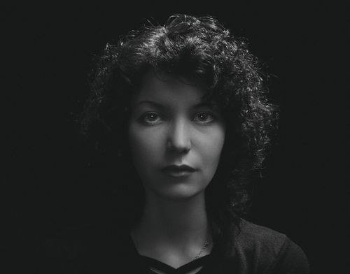 Free Black and white portrait of a woman with curly hair, highlighting moody and classic tones. Stock Photo