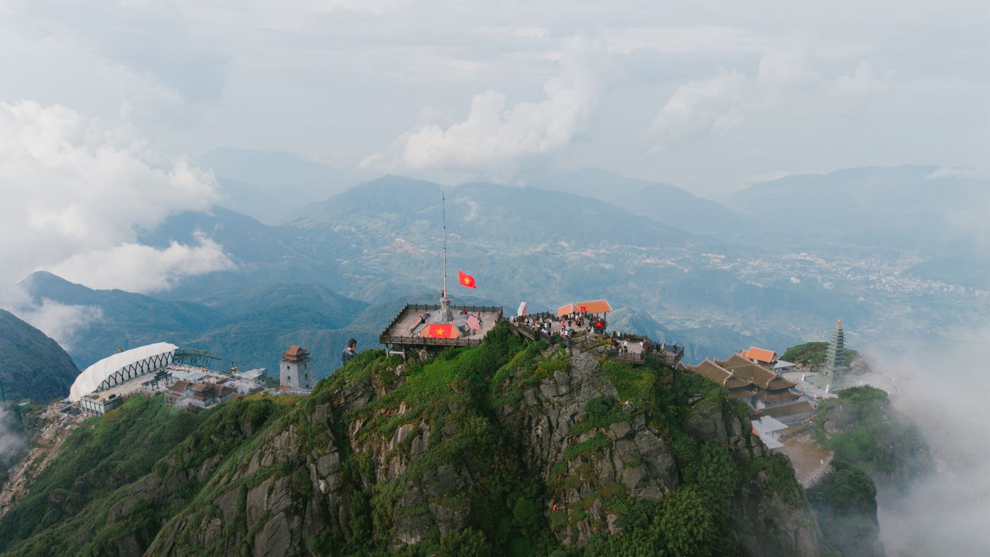 Clouds and mountain scenery around Fansipan