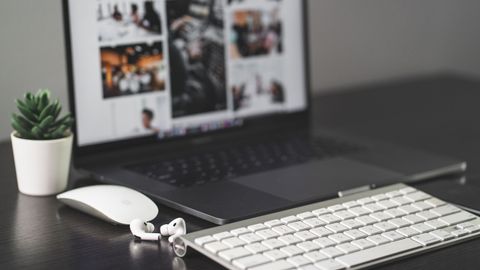 Espacio de trabajo moderno con MacBook — un asistente de IA viviendo dentro del Mac