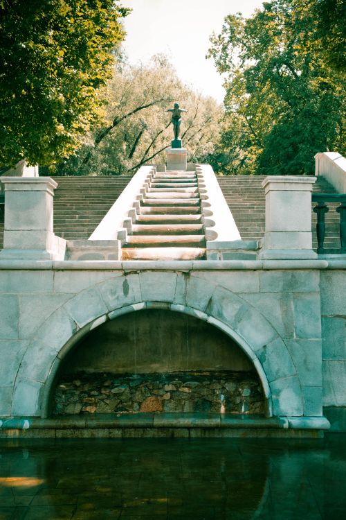 Free Majestic stone staircase and archway in a lush park, perfect for historical or travel themes. Stock Photo