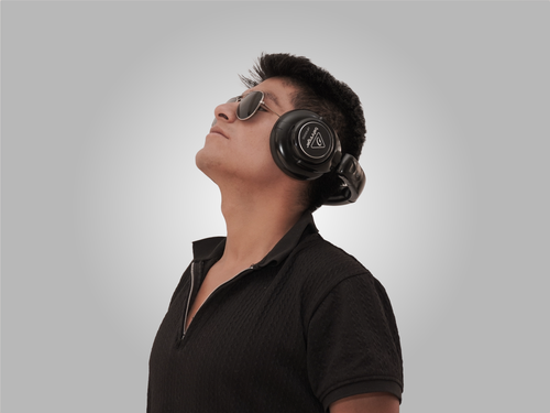Free Profile of a young man with headphones and sunglasses, lost in music. Stock Photo