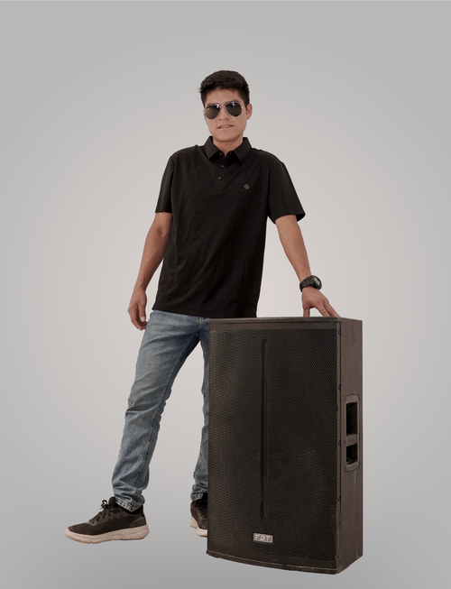 Free Confident young man in sunglasses standing next to a large speaker against a white backdrop. Stock Photo