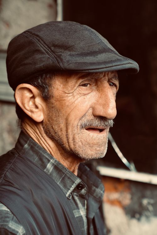 Free Expressive portrait of an elderly man wearing a cap, showcasing wisdom and character. Stock Photo