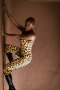 工作室里，穿着豹纹连身裤的模特摆出引人注目的姿势
