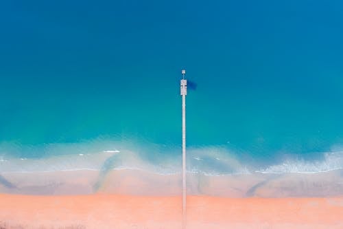 Langes Dock Unter Blauem Himmel