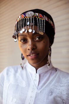 一位戴着彩色珠子头饰与悬垂珠宝的女人的迷人肖像