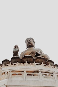 从低角度拍摄的香港宝莲寺天坛大佛雄伟景观