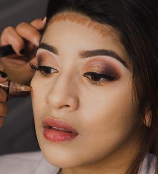 女人化妆、塑造额头轮廓的详细特写