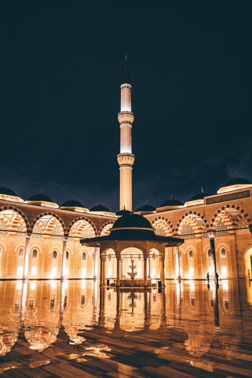 Free Stunning night view of Çamlica Mosque in Istanbul's peaceful surroundings with a reflective courtyard. Stock Photo