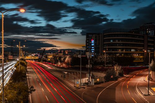 Free Long exposure of bustling traffic in Ankara, Türkiye at twilight highlighting city lights and movement. Stock Photo