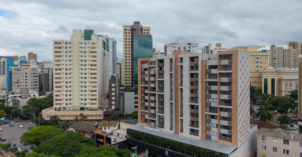 Aerial view of Belo Horizonte's cityscape showcasing modern architecture and greenery.