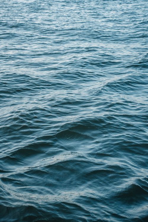 Free Peaceful ocean waves at Tadoussac, Québec, capturing nature's tranquility. Stock Photo