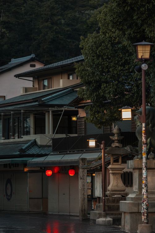 Free Peaceful evening scene of a Japanese street with lanterns and traditional architecture. Stock Photo