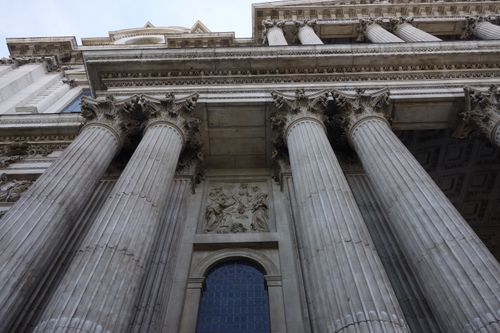 Free Majestic neoclassical columns of a historic building, showcasing architectural elegance. Stock Photo