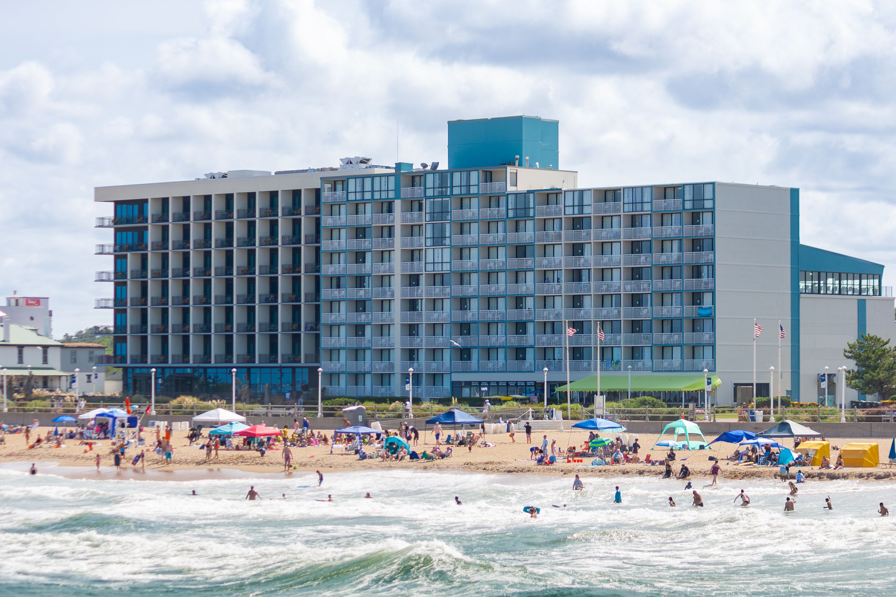 Virginia Beach: Beachfront hotel, sandy shore and waves at Virginia Beach
