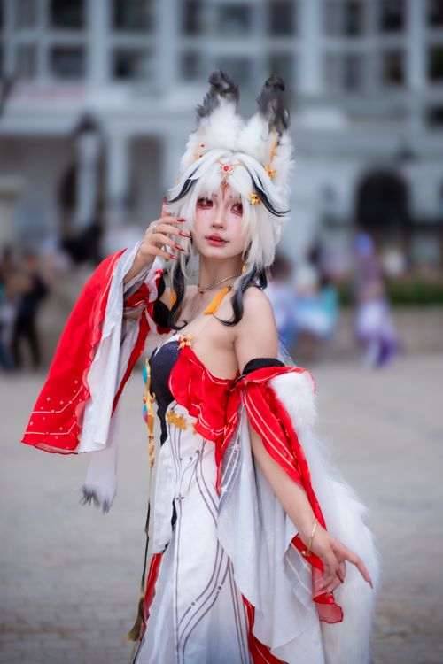 Free A cosplayer dressed as a fantasy character with distinctive fox ears and vibrant attire. Stock Photo
