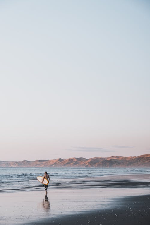 Homem Em Pé Na Costa Do Mar