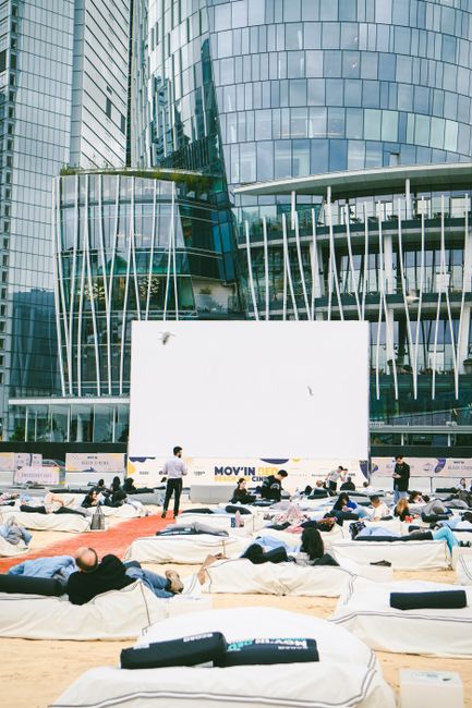 Fotomural Experiencia de cine al aire libre en Barangaroo, con gente relajándose en pufs.